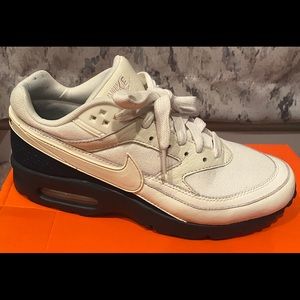 Excellent Unisex Rare Find Air Max (W 9 - M 7 1/2)